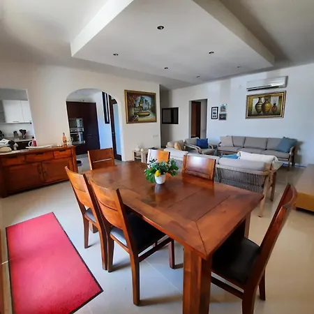 Spacious Poolside With Patio 11a2s *