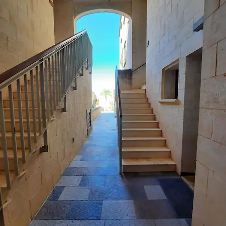 Spacious Poolside With Patio 11a2s Ghajnsielem
