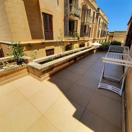 Spacious Poolside With Patio 11a2s
