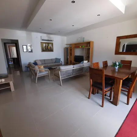 Apartment Spacious Poolside With Patio 11a2s
