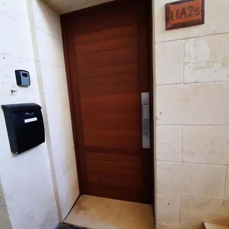 Apartment Spacious Poolside With Patio 11a2s
