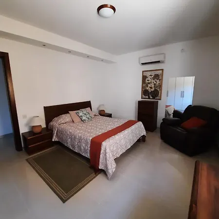 Spacious Poolside With Patio 11a2s Ghajnsielem