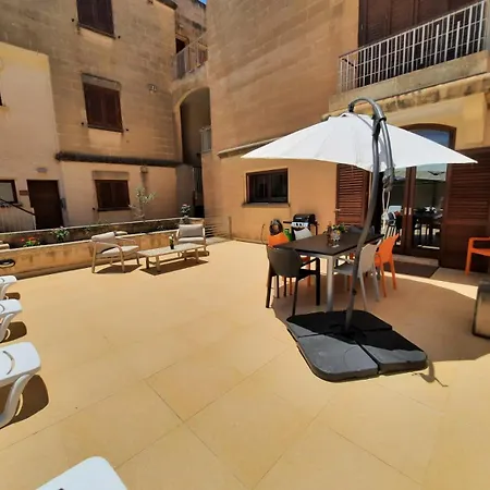 Spacious Poolside With Patio 11a2s Ghajnsielem