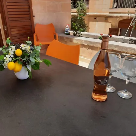 Spacious Poolside With Patio 11a2s Ghajnsielem