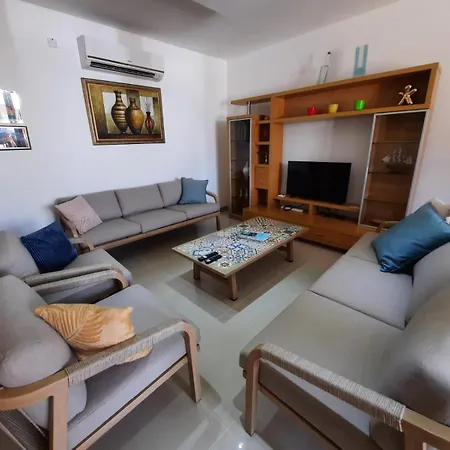 Apartment Spacious Poolside With Patio 11a2s Ghajnsielem