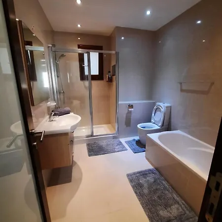 Apartment Spacious Poolside With Patio 11a2s *