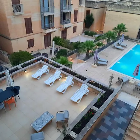 Spacious Poolside With Patio 11a2s